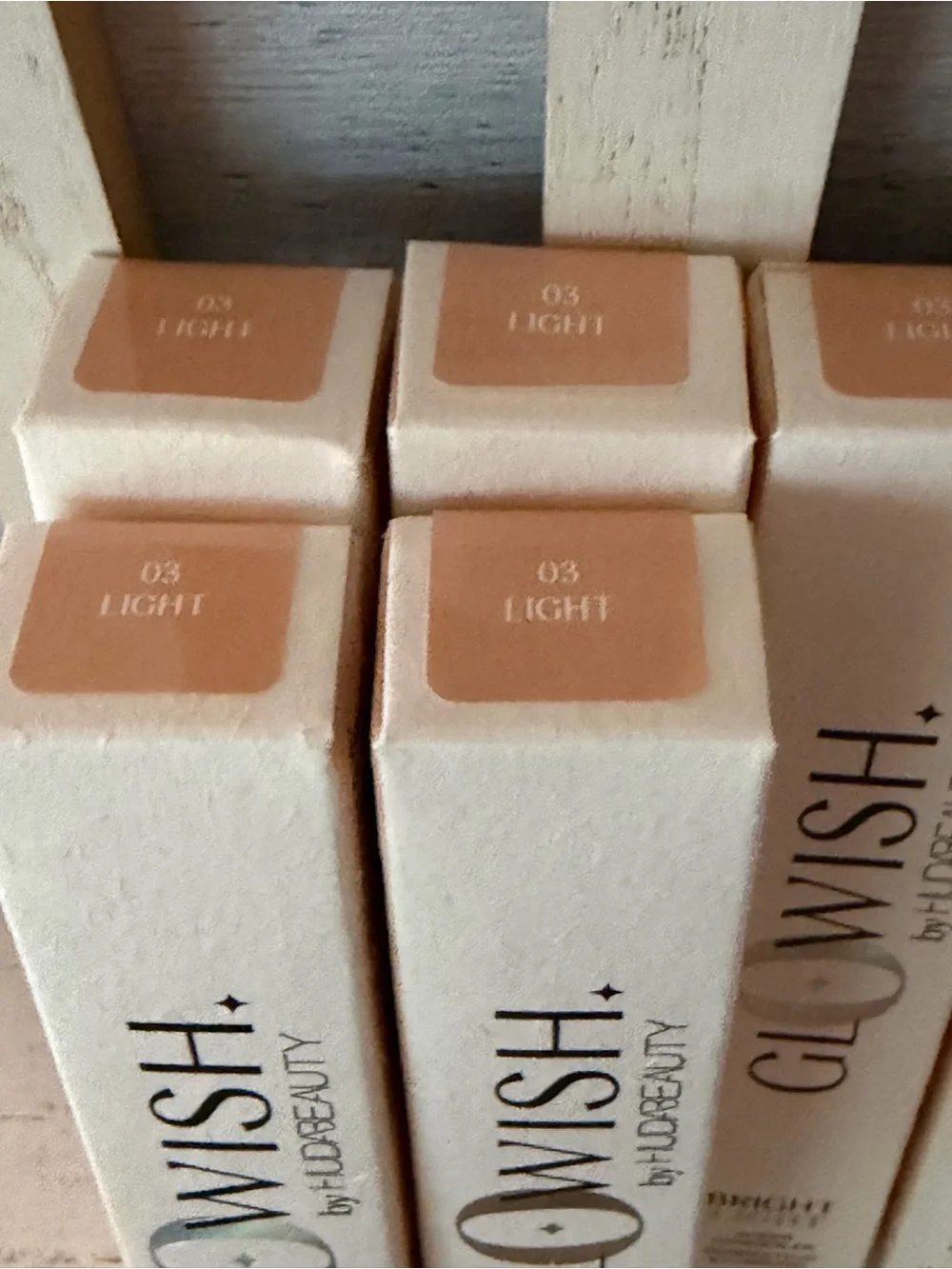 HUDA BEAUTY GLOWISH Lot X6 Bright Light Hydrating Sheer Concealer - 03 Light New